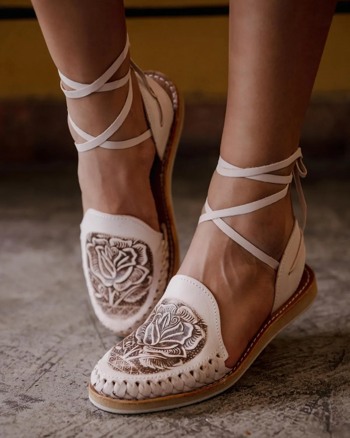 Mexico en la Piel Handcrafted Natural Leather Flat Huarache Sandals for Women – Crepe Sole, Lace-Up, Closed Toe, Hand-Painted Floral Design, Breathable and Lightweight