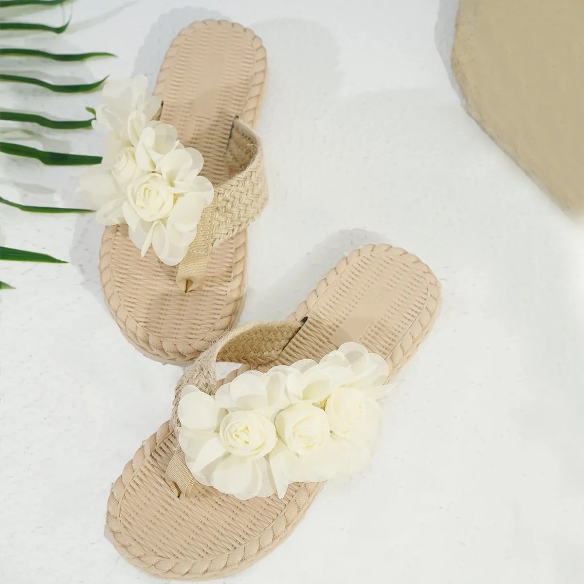 Women's Fancy White Floral Slide Sandals, Slip-On Clip Toe Summer Slippers with Cute Flower Decor - Suit for Casual and Daily Wear