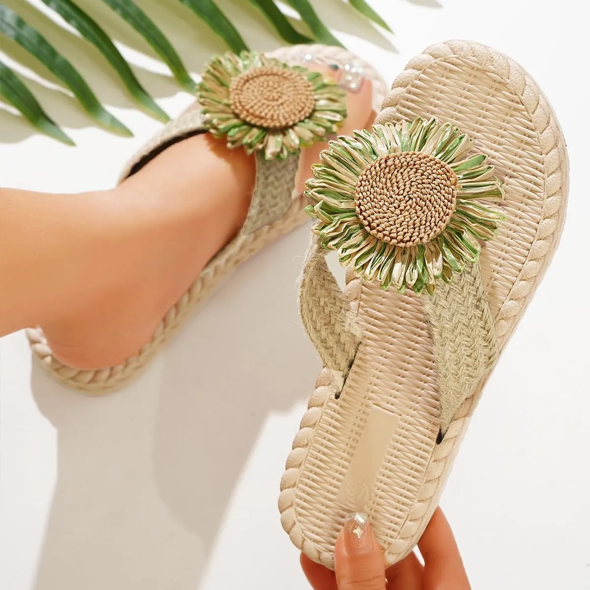 Women's Summer Slide Sandals with Unique Green Flower Decor Round Open Toe Casual Flat Beach Sandals for Summer Vacation Daily Wear